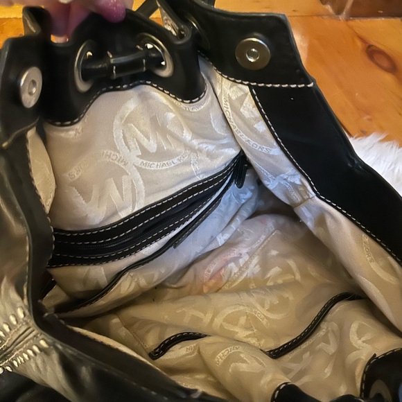 large size authentic Micheal Kors purse.  This is a rare find. - Picture 4 of 4